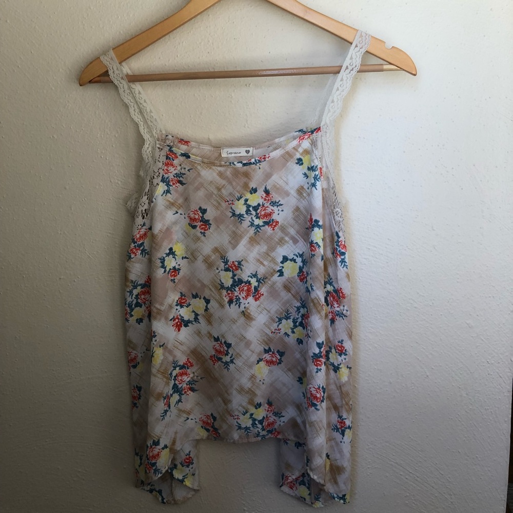 Adorable floral print top!